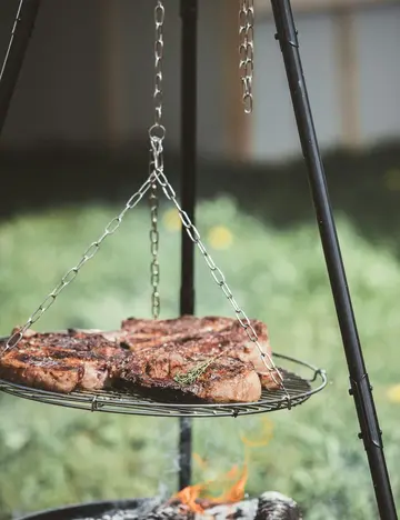 carne-pendurada-por-cima-do-grelhador